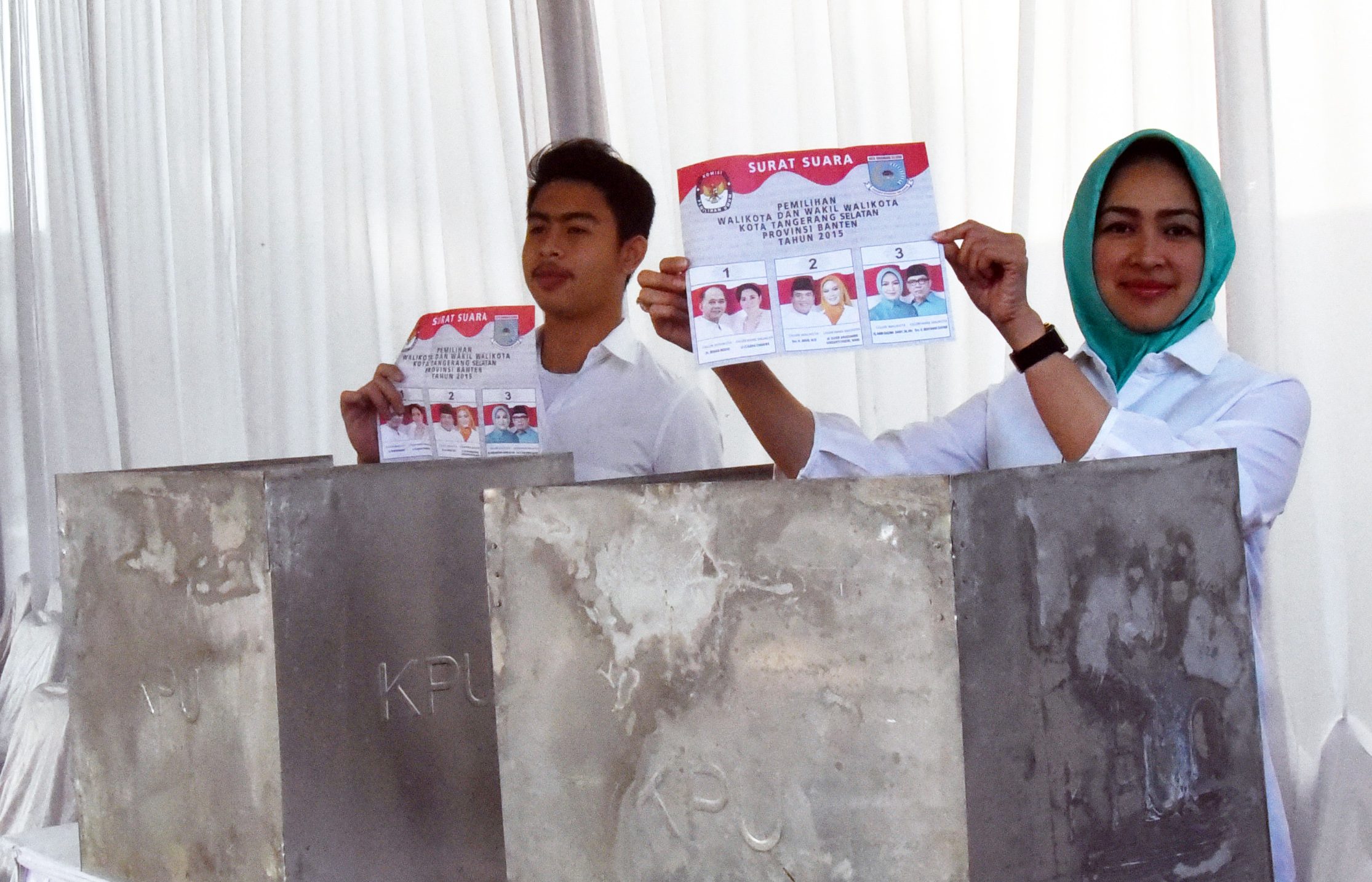 Calon Wali Kota Tangerang Selatan yang juga petahana Airin Rachmi Diany menggunakan hak pilih di TPS 17 Serpong Utara, Tangerang Selatan, Banten, pada 9 Desember 2015. Foto oleh Muhammad Iqbal/Antara 