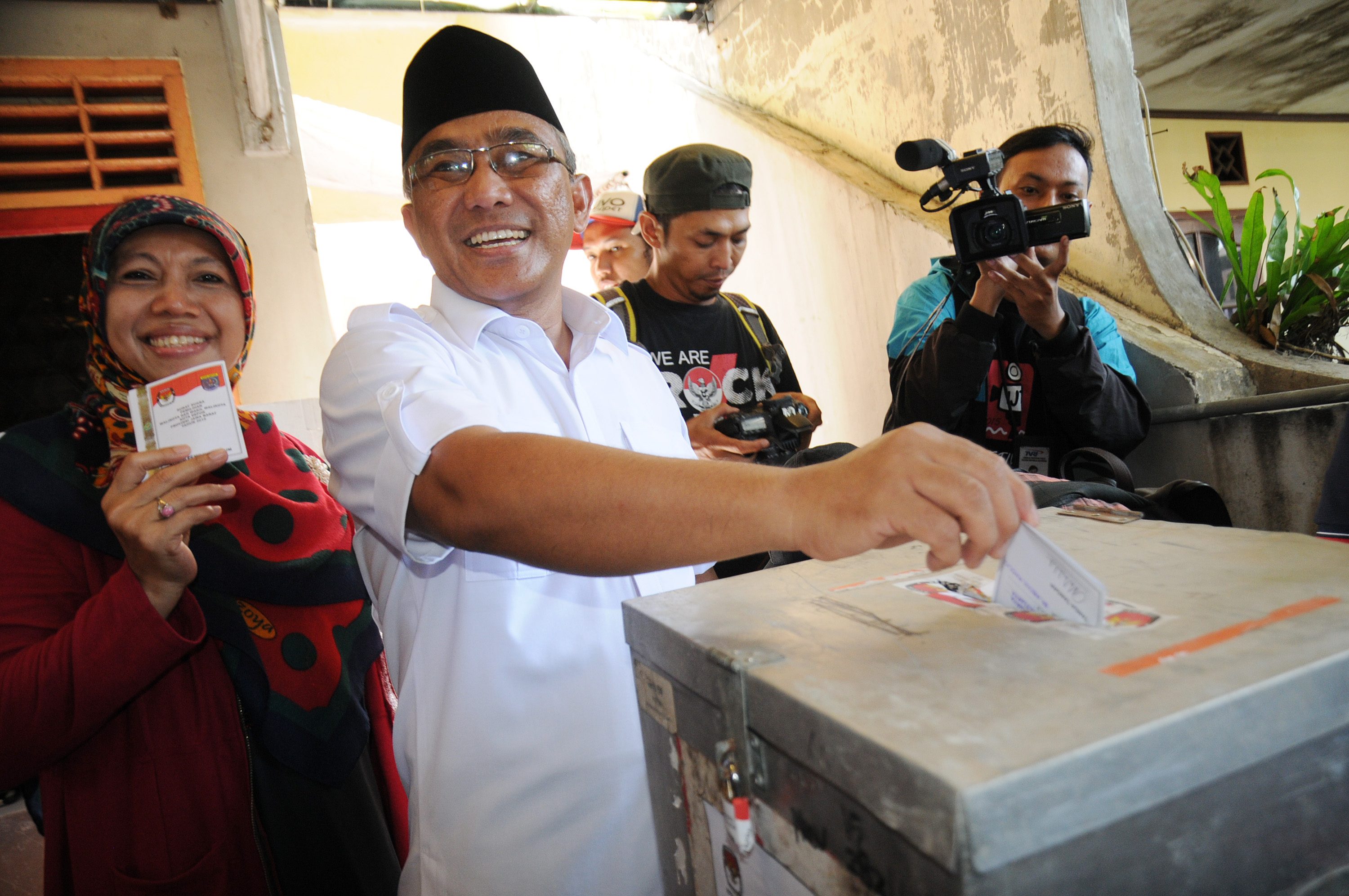 Calon Wali Kota Depok Idris Abdul Somad memasukkan surat suara saat menggunakan hak pilih di TPS 77, Pondok Duta, Baktijaya, Depok, Jawa Barat, 9 Desember 2015. Foto oleh Indrianto Eko Suwarso/Antara 