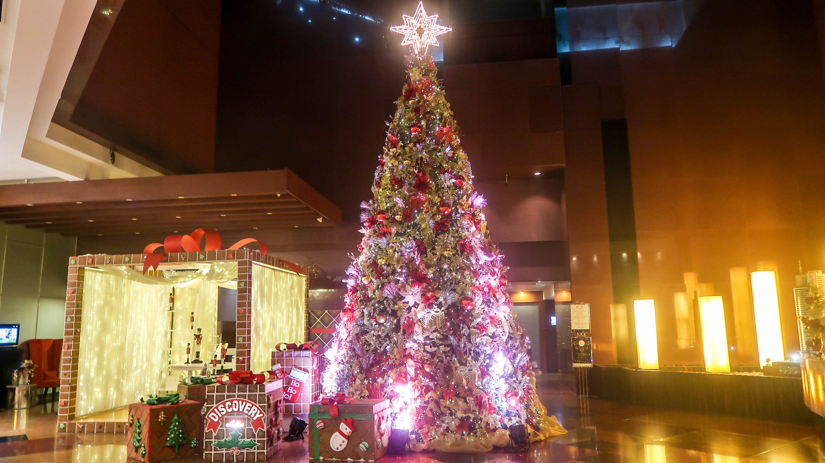 CHRISTMAS CYCLING. Discovery Suites is ready for the holidays with their bike-powered tree. Photo by Precious del Valle/Rappler 