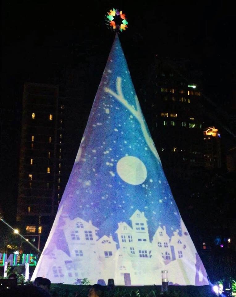 SPARKLE OF CHRISTMAS. Filinvest City's tree features 3D mapping. Photo from Facebook.com/FilinvestCity