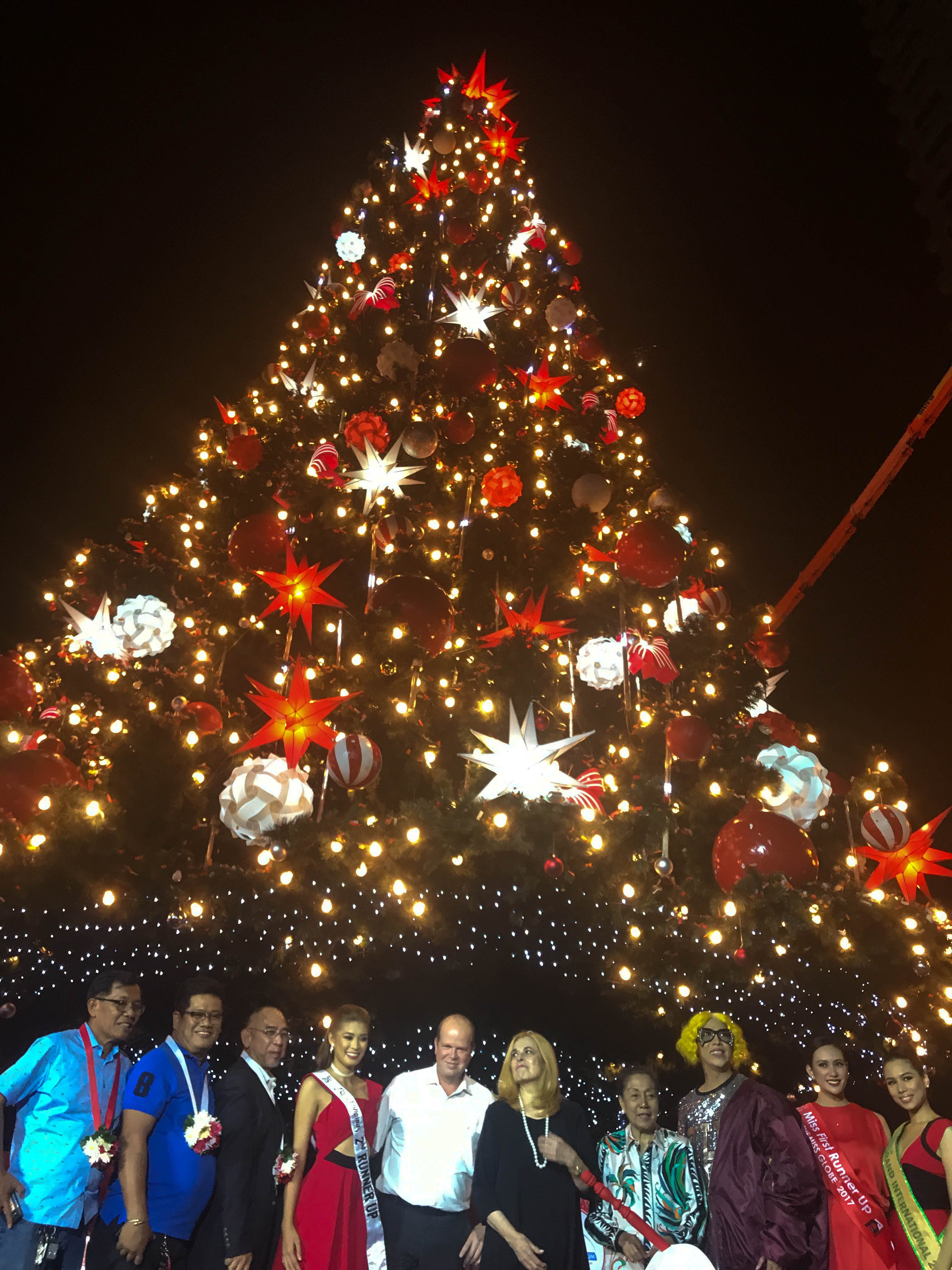ARANETA TREE. Vice Ganda, together with the Bb Pilipinas queens and Stella Araneta lead the lighting of the big tree in Araneta Center. Photo by Precious del Valle/Rappler 