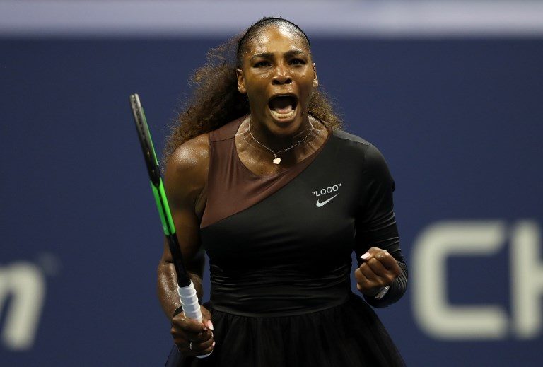 Bertelanjang dada, bernyanyi Serena memicu kegemparan kanker payudara di internet