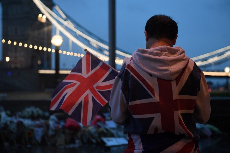 TRIBUTES. A man stands near flowers layed at Potters Fields Park in London on June 5, 2017, after a vigil to commemorate the victims of the terror attack on London Bridge and at Borough Market that killed 7  people on June 3. Chris J Ratcliffe/AFP 