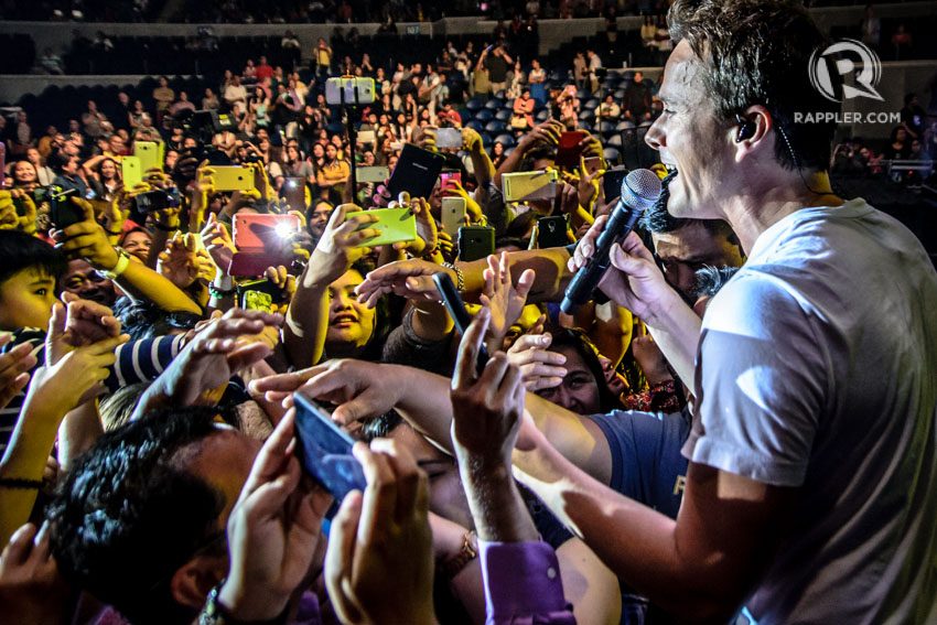 IN PHOTOS: Bryan White serenades PH crowd, thanks #AlDub fans for unforgettable night