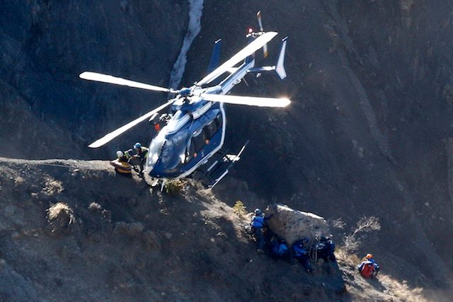 CAREFUL MISSION. Search workers are deployed by helicopter at the crash site of the Germanwings Airbus A320, to collect debris and find the second black box, above the town of Seyne-les-Alpes, southeastern France, 29 March 2015. Yoan Valat/EPA 