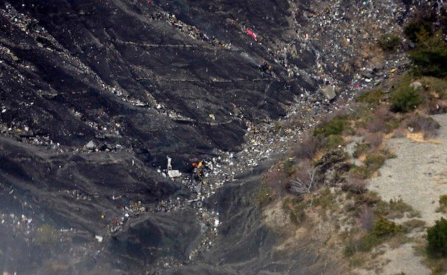 Badan dan puing pesawat Germanwings yang terjatuh setelah menabrak pegunungan Alpen 24 Maret 2015. Foto oleh EPA