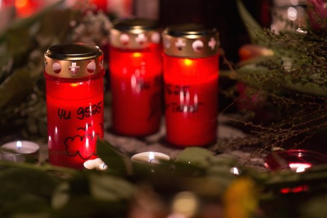 TRIBUTES. A candle with the flight number '4U9525' of the crashed Airbus A320 is left outside the headquarters of Germanwings in Cologne, Germany, 24 March 2015. Marius Becker/EPA 