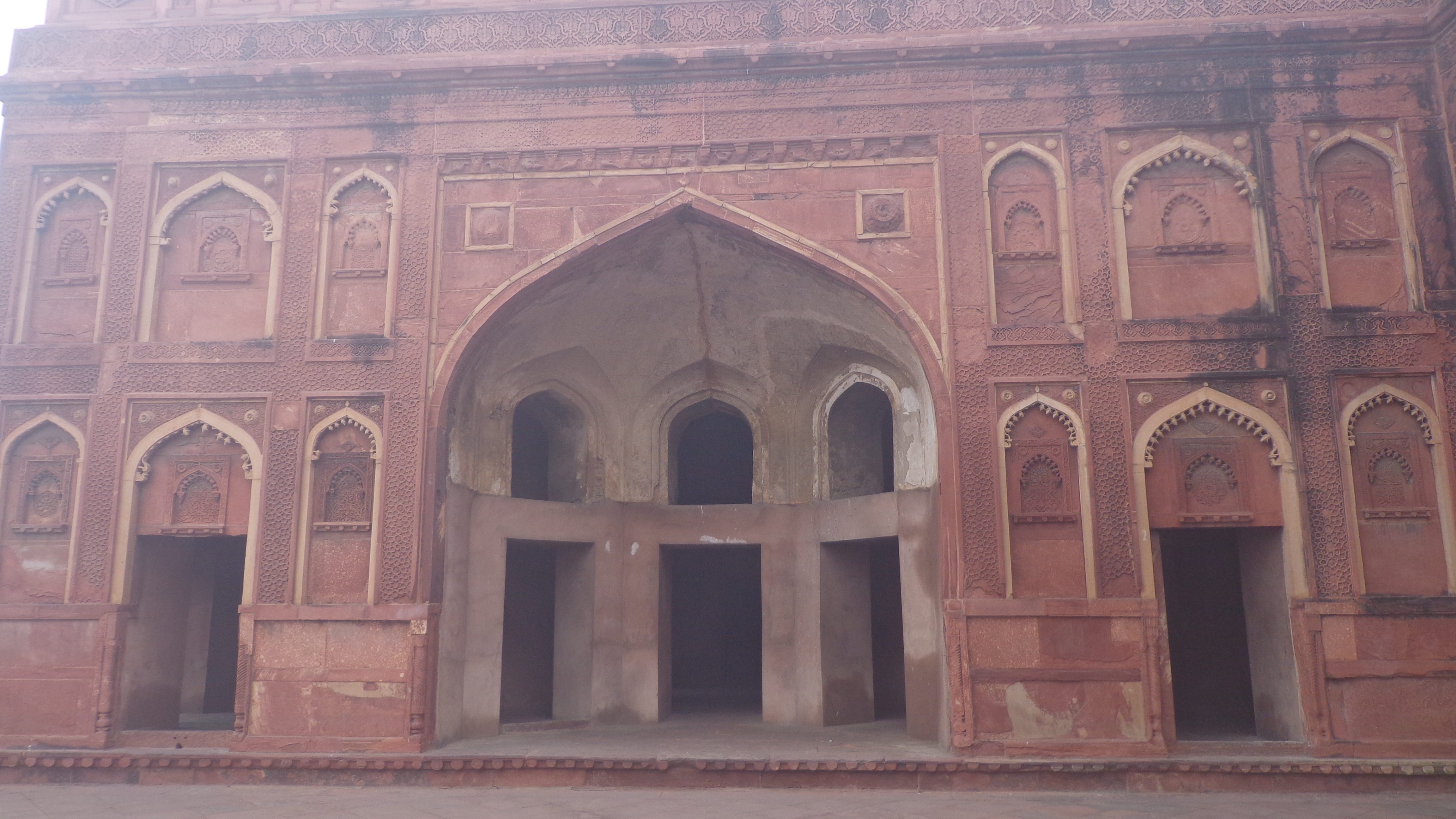 FORT. Agra Fort is one of the many forts in the country that housed royalty and is often the center of power. 