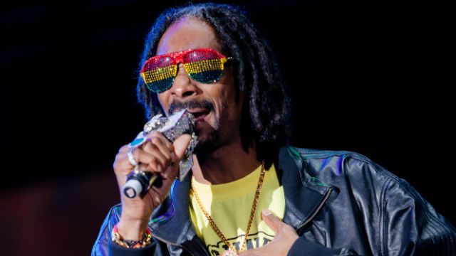 Rapper Snoop Dogg stopped at Italian airport with $420K in cash