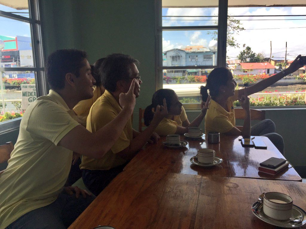 SELFIE TIME. Mar Roxas' nieces and son Paolo take a selfie with him. Photo by Bea Cupin/Rappler 