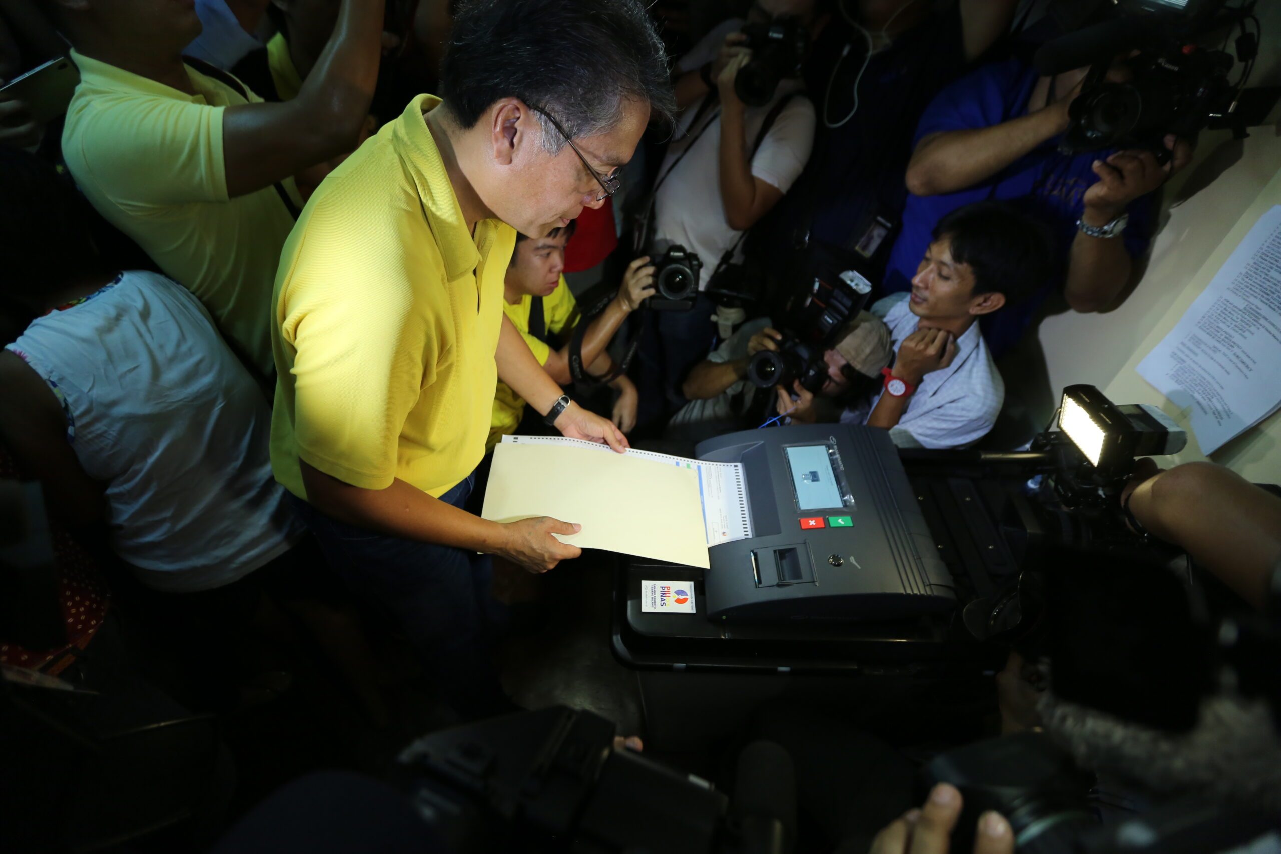 Roxas camp: Poll results ‘discouraging’ but fight goes on