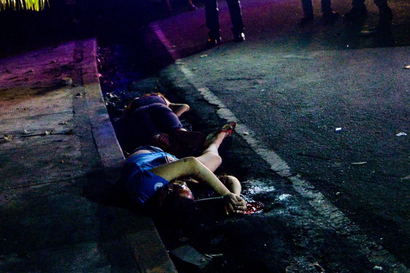 4 AM. Bodies of 2 females killed by summary execution are found near Paco Park in Manila. Photo by LeAnne Jazul/Rappler     