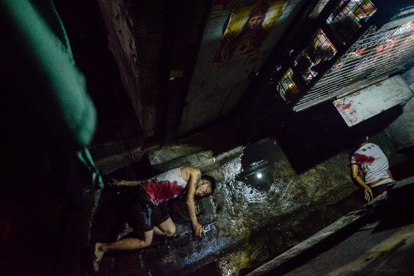 2 AM. The bodies Orit and Guevarra after a shootout with the police in Vitas, Tondo Manla. Photo by LeAnne Jazul/Rappler  
