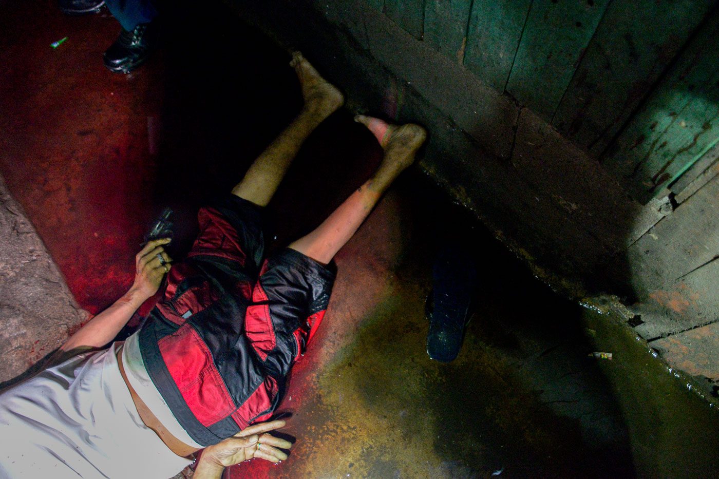 DRUG KILLINGS. Police identify a body of an alledged drug suspect killed in a shoot out in Brgy. 105 Tondo, Manila on July 21, 2016. Photo by LeAnne Jazul/Rappler 