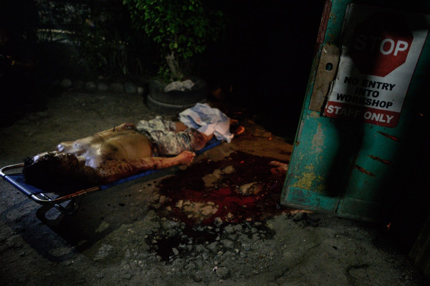 1 AM. Donald Pallarco is shot to death in Kawit, Cavite after he draws his .38 caliber pistol at a police officer who poses as a buyer. Photo by LeAnne Jazul/Rappler  