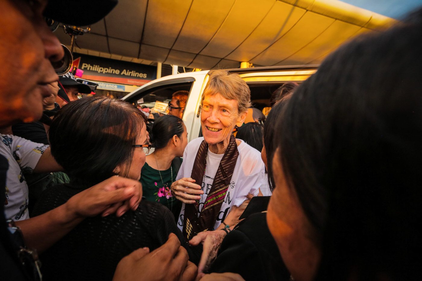 SEND-OFF. Australian nun Sister Patricia Fox arrives at the Philippines' Ninoy Aquino International Airport on November 3, 2018, as a huge crowd gathers to send her off. Photo by Jire Carreon/Rappler 