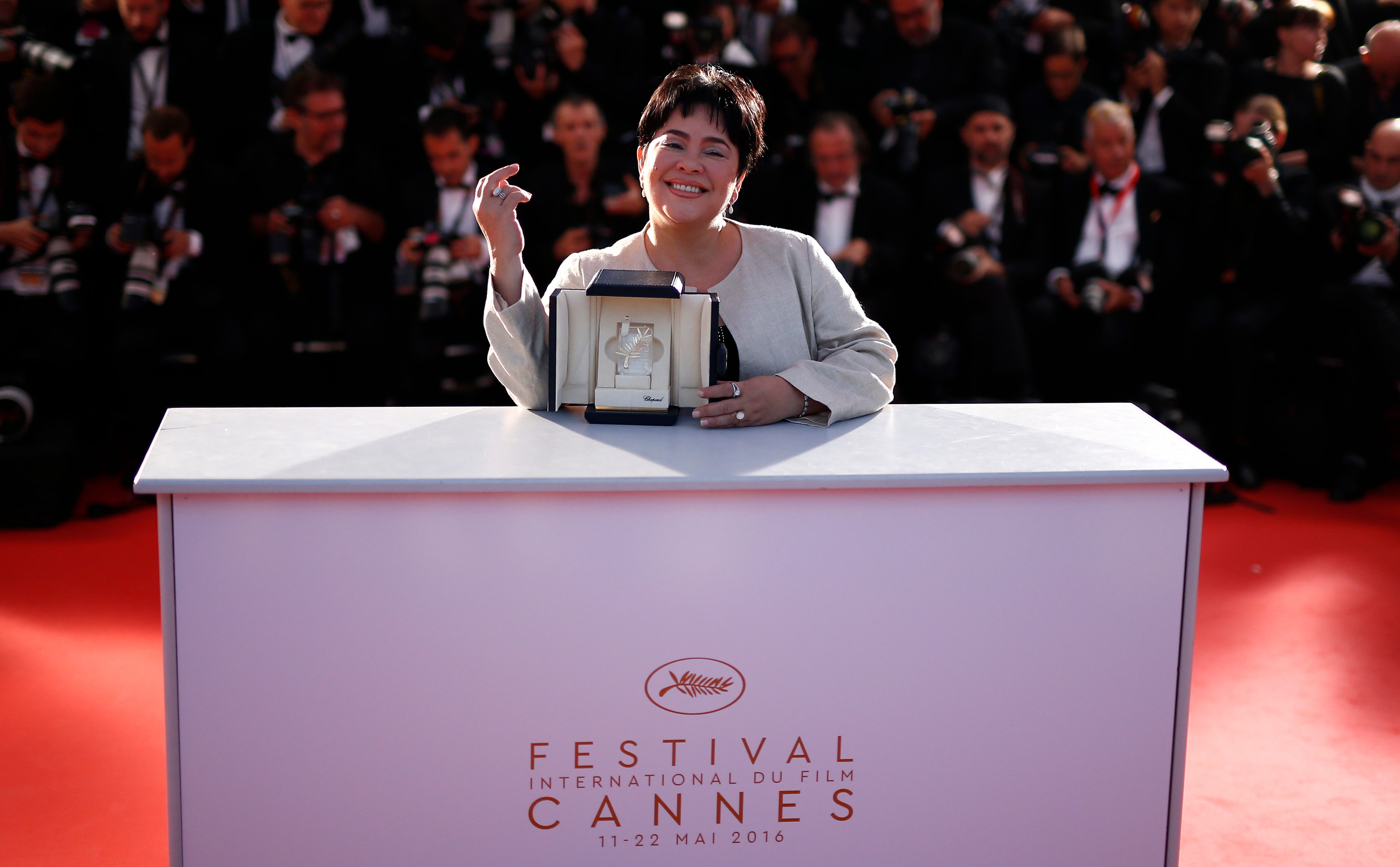 SHINING MOMENT. Actress Jaclyn Jose poses with her Best Performance by an Actress award for 'Ma'Rosa' during the Award Winners photocall at the 69th annual Cannes Film Festival in Cannes, France on May 22. Photo by Eian Langsdon/EPA  