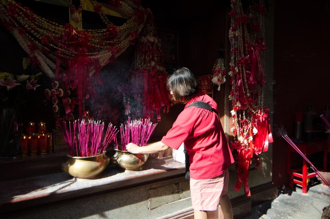 AUSPICIOUS YEAR. Lighting incense sticks to pray for an auspicious year. Photo by Rob Reyes/Rappler  