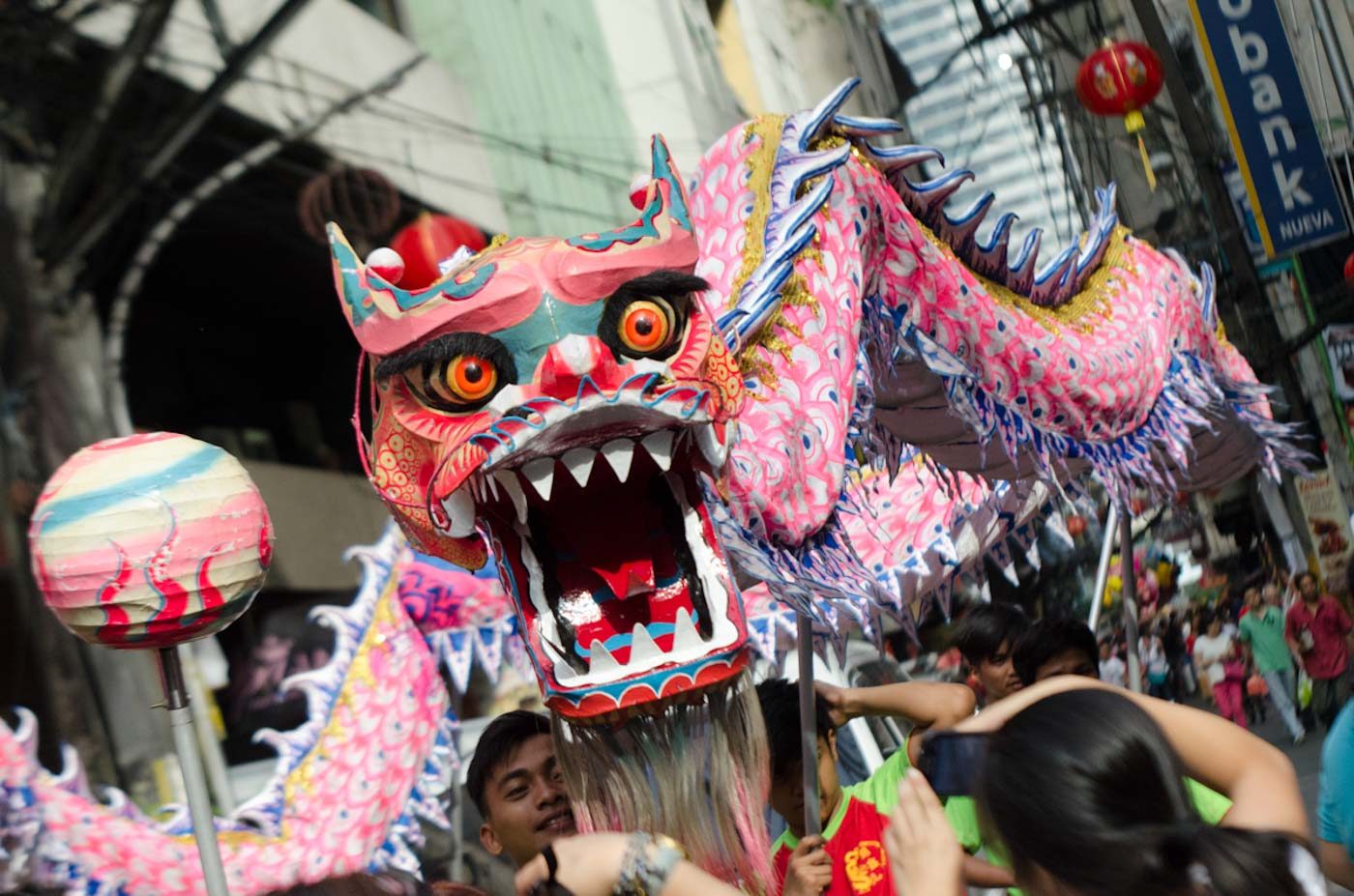 DRAGON DANCE. The dragon dance is believed to bring good luck. Photo by Rob Reyes/Rappler  
