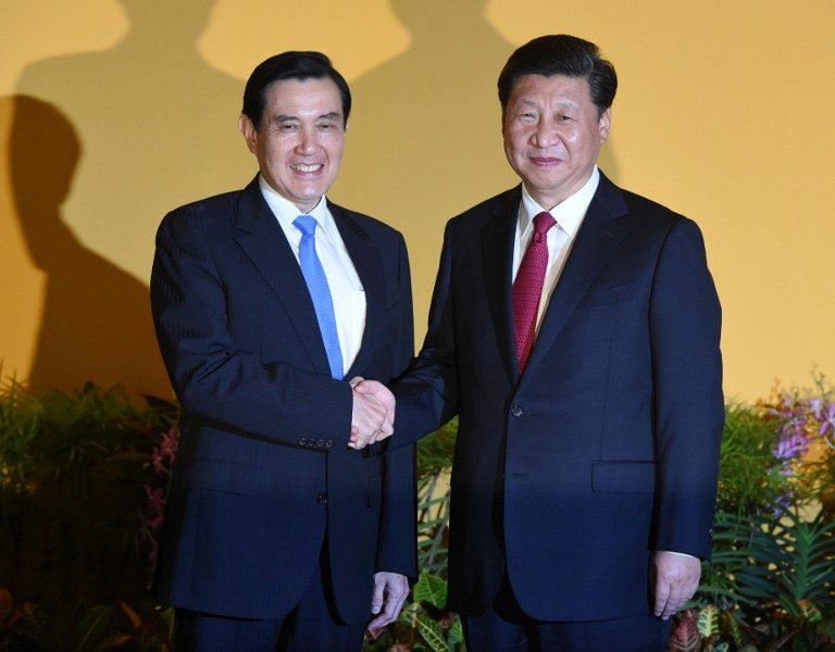 HISTORIC HANDSHAKE. Chinese President Xi Jinping (R) shakes hands with Taiwan President Ma Ying-jeou (L) before their meeting at Shangrila hotel in Singapore on November 7, 2015. Roslan Rahman/AFP 