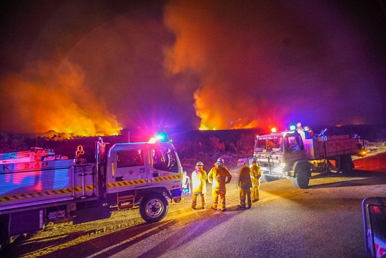 At least 2 dead as Australia bushfire burns out of control