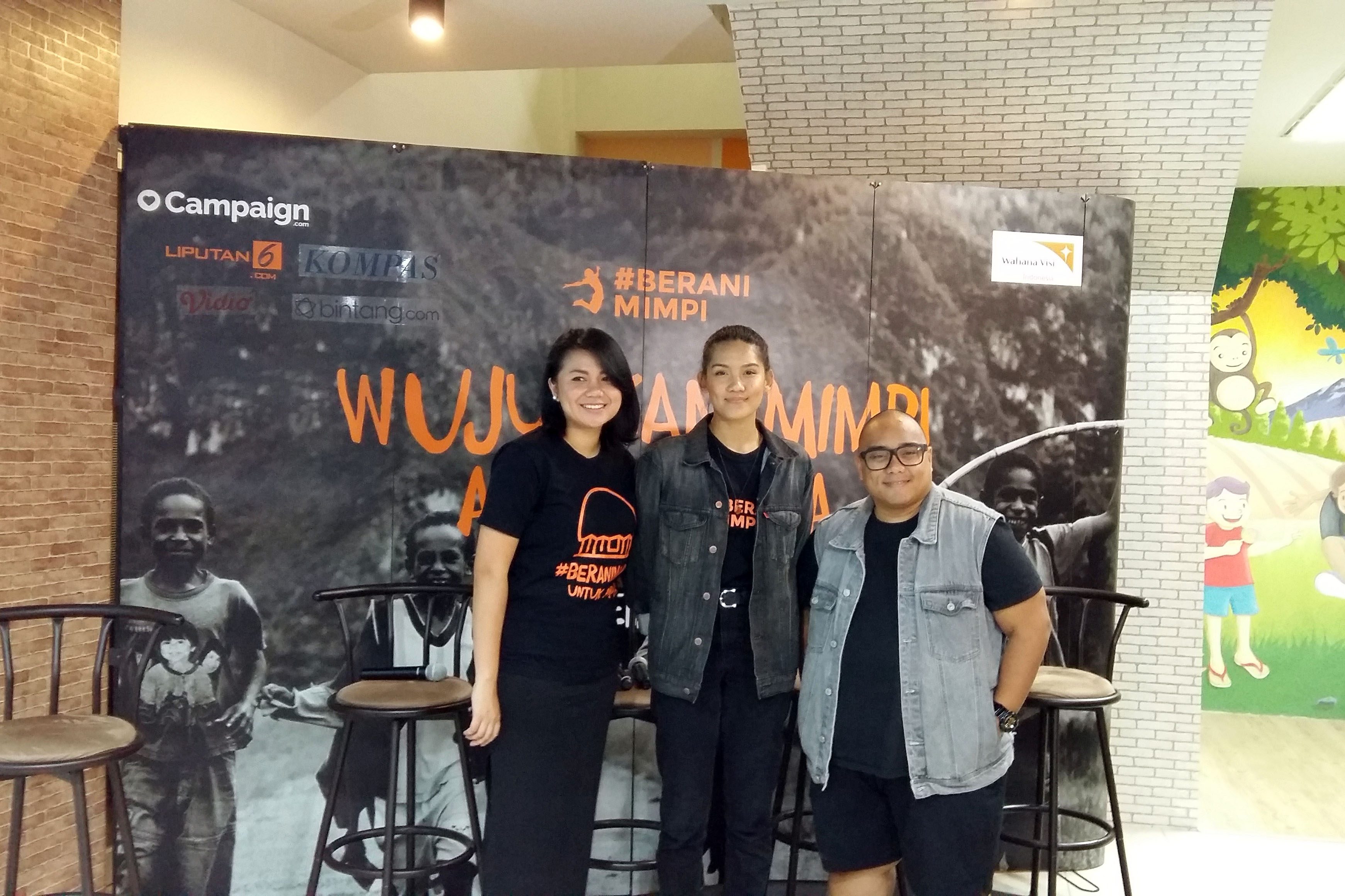 (Kiri ke kanan) Gaby Christy, Monita Tahalea, dan Saykoji saat peluncuran single 'Bukalah Hati' di Jakarta, pada 18 Juli 2017. Foto oleh Dzikra Fanada/Rappler 