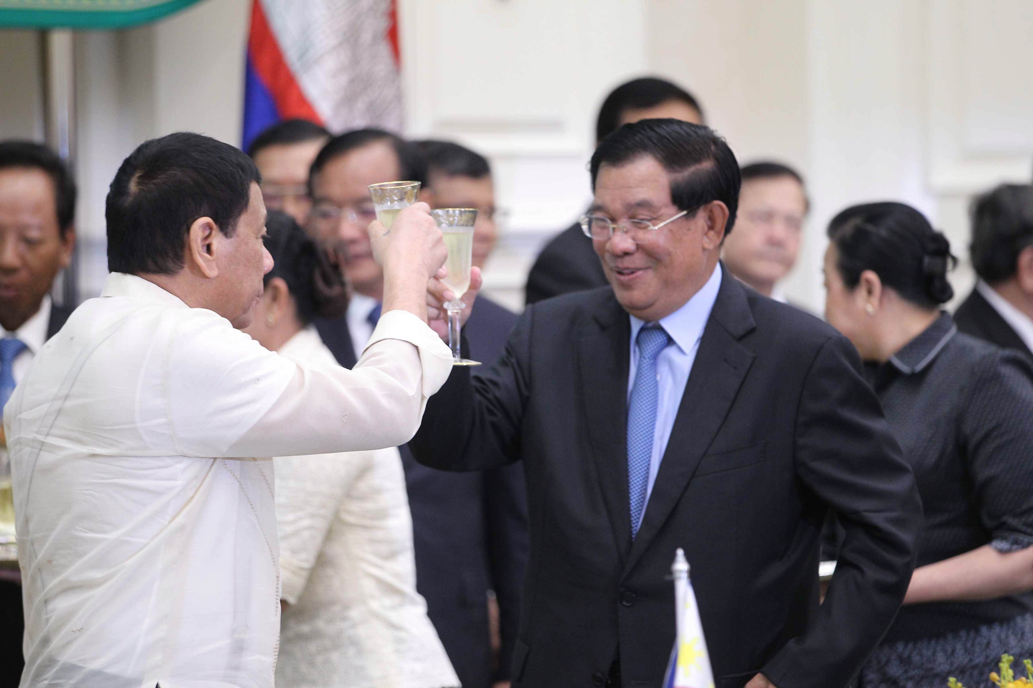 SUCCESSFUL MEETING. President Duterte and Cambodia Prime Minister Hun Sen raise their glasses for a toast 