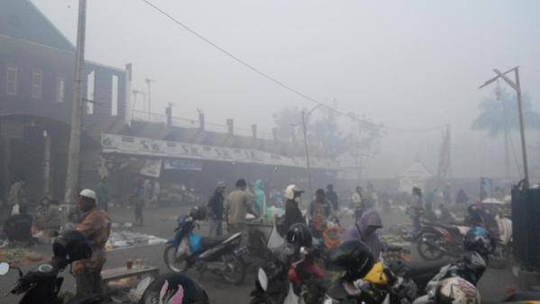 INTENSE HAZE. Haze chokes Kalimantan. Photo by Lukman.  