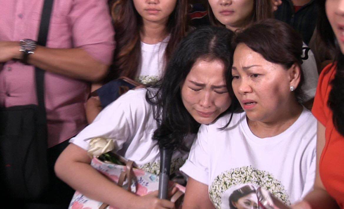 MOTHER AND DAUGHTER. Mirna's twin sister Sandy cries on her mother's shoulder after the verdict was announced. Photo by Diego Batara/Rappler 