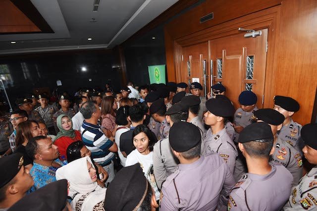 MEDIA FRENZY. The courtroom is packed to the brim, forcing others to wait outside. Photo by Akbar Nugroho Gumay/Antara  