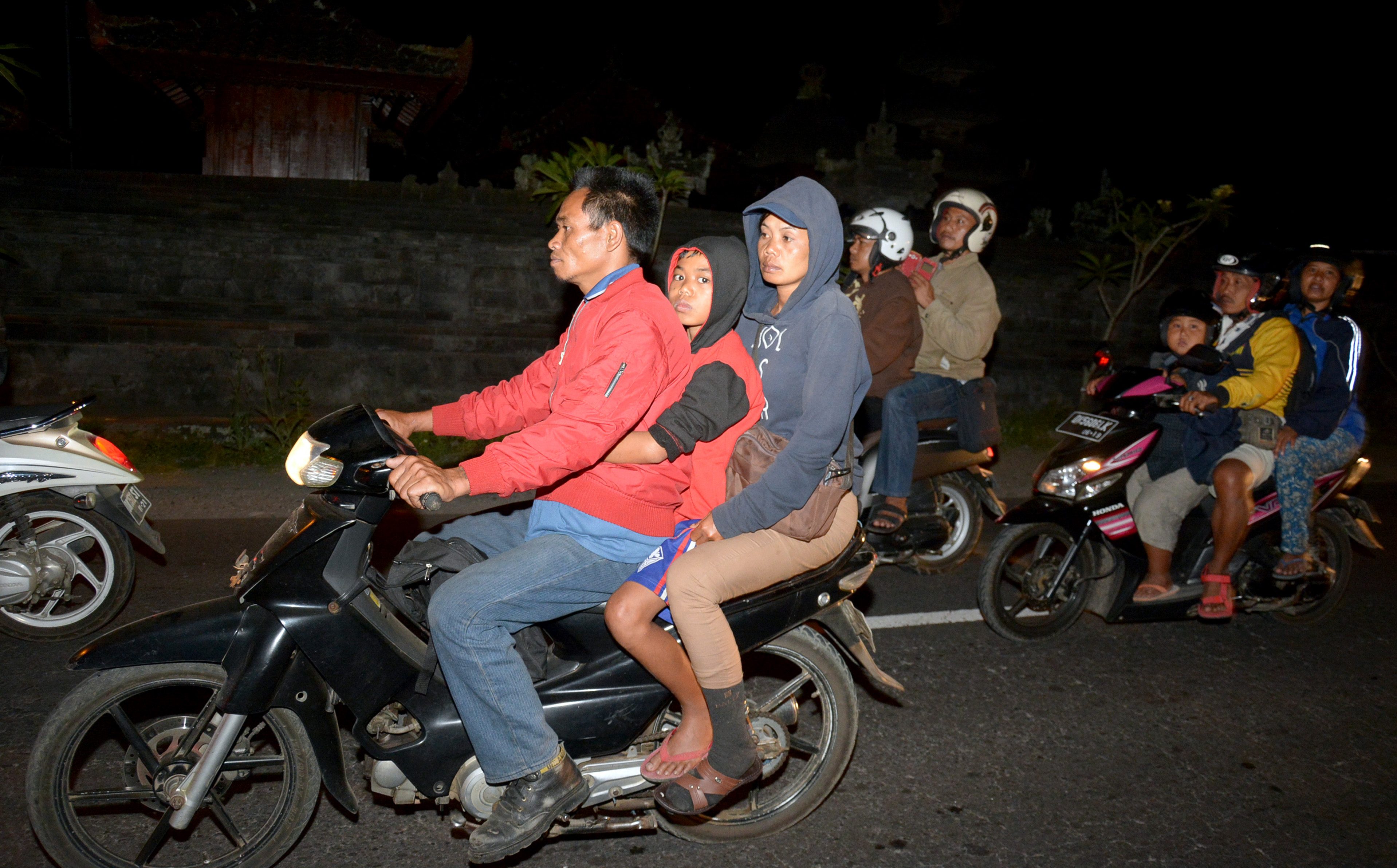 RAWAN BENCANA. Sejumlah warga daerah rawan bencana pergi ke tempat aman pasca Gunung Agung ditetapkan menjadi level awas di Karangasem, Bali, Jumat, 22 September malam. Foto oleh Wira Suryantala/ANTARA 