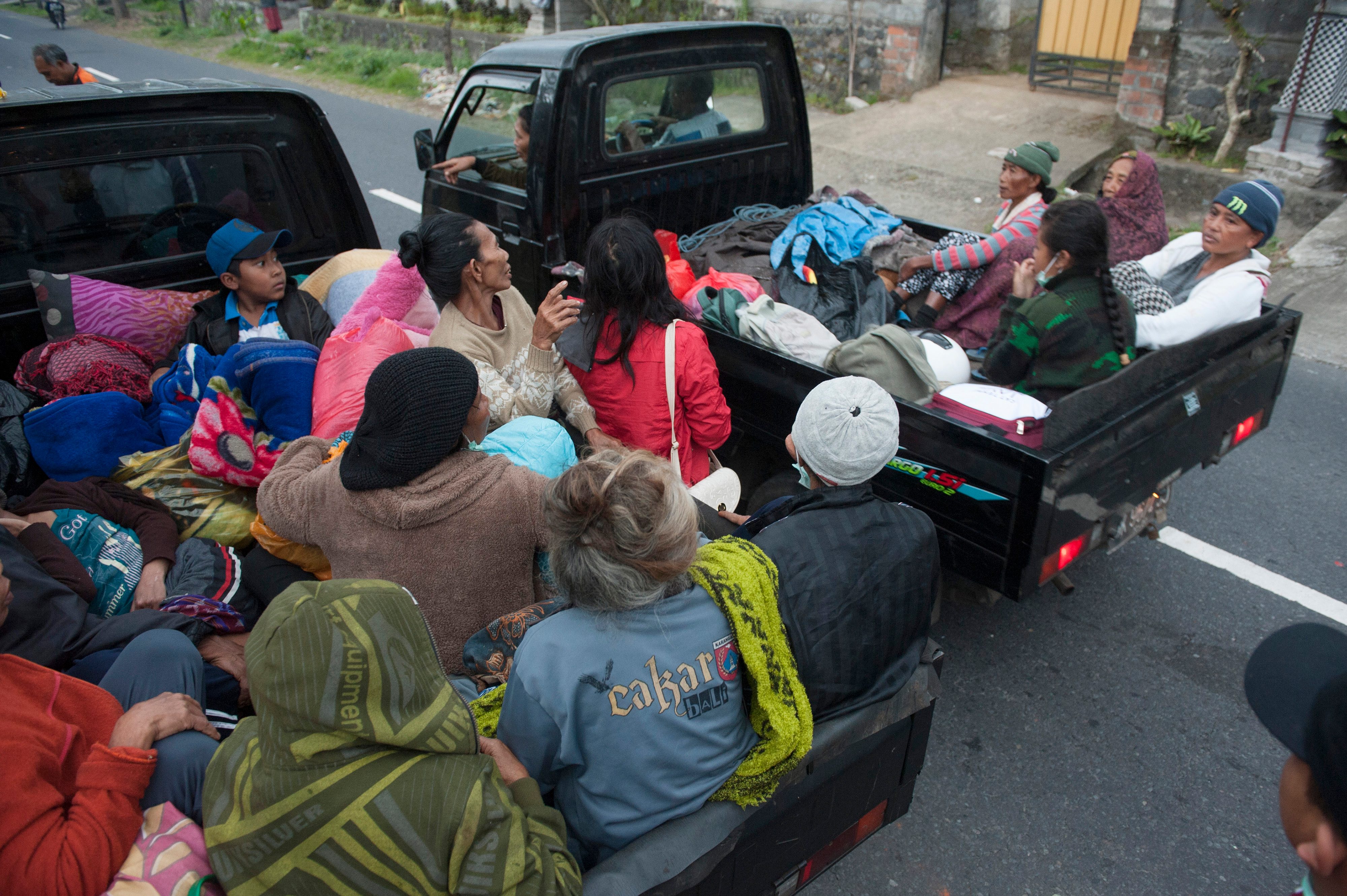 MENGUNGSI. Pengungsi Gunung Agung berada di atas kendaraan menuju tempat penampungan setelah terjadinya gempa susulan akibat aktivitas gunung tersebut di Desa Rendang, Karangasem, Bali, Sabtu, 23 September. Foto oleh Nyoman Budhiana/ANTARA 