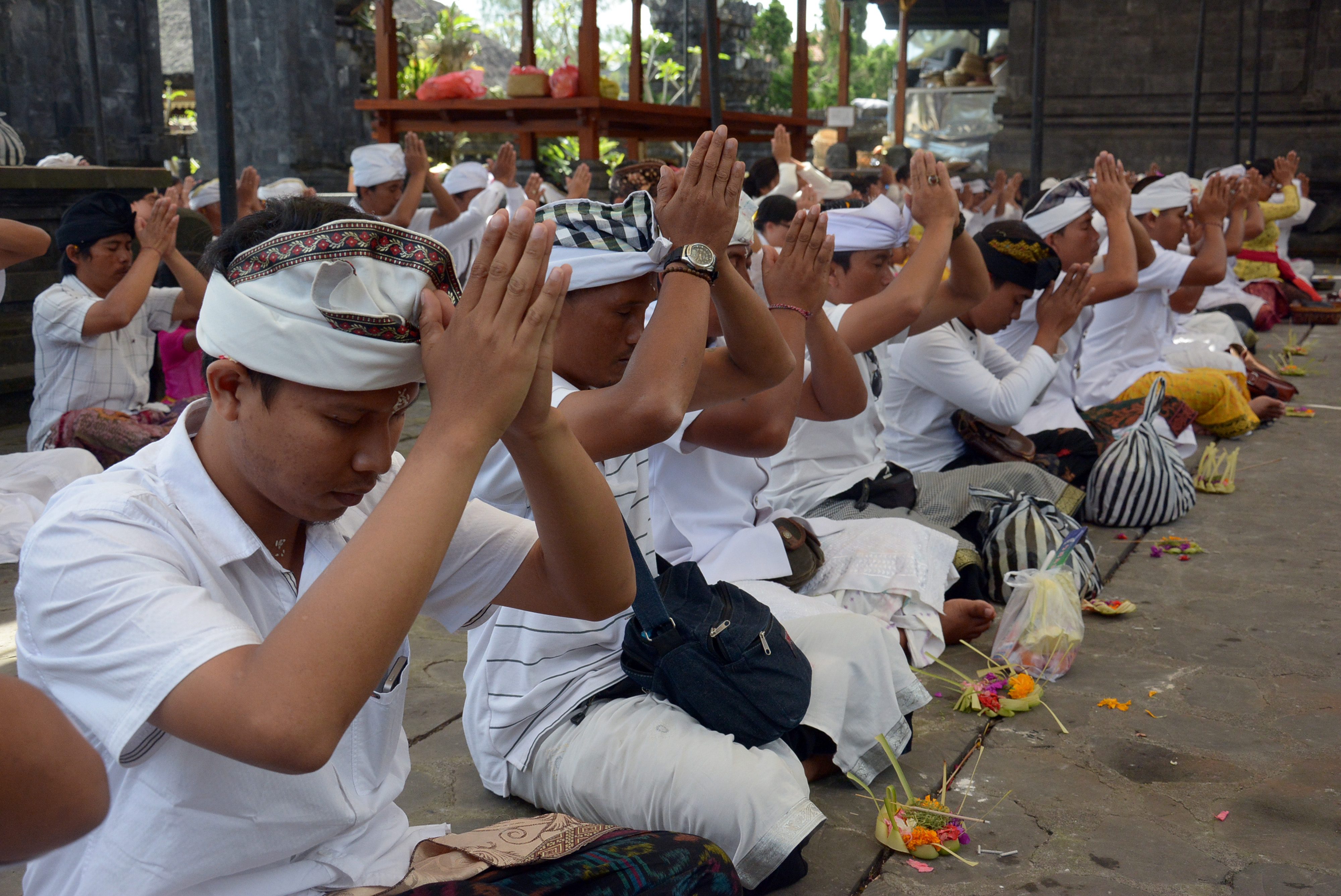 SEMBAHYANG. Sejumlah Umat Hindu melakukan persembahyangan bersama terkait peningkatan aktivitas Gunung Agung di Pura Besakih, Kabupaten Karangasem, Bali, Rabu, 20 September. Foto oleh Wira Suryantala/ANTARA 