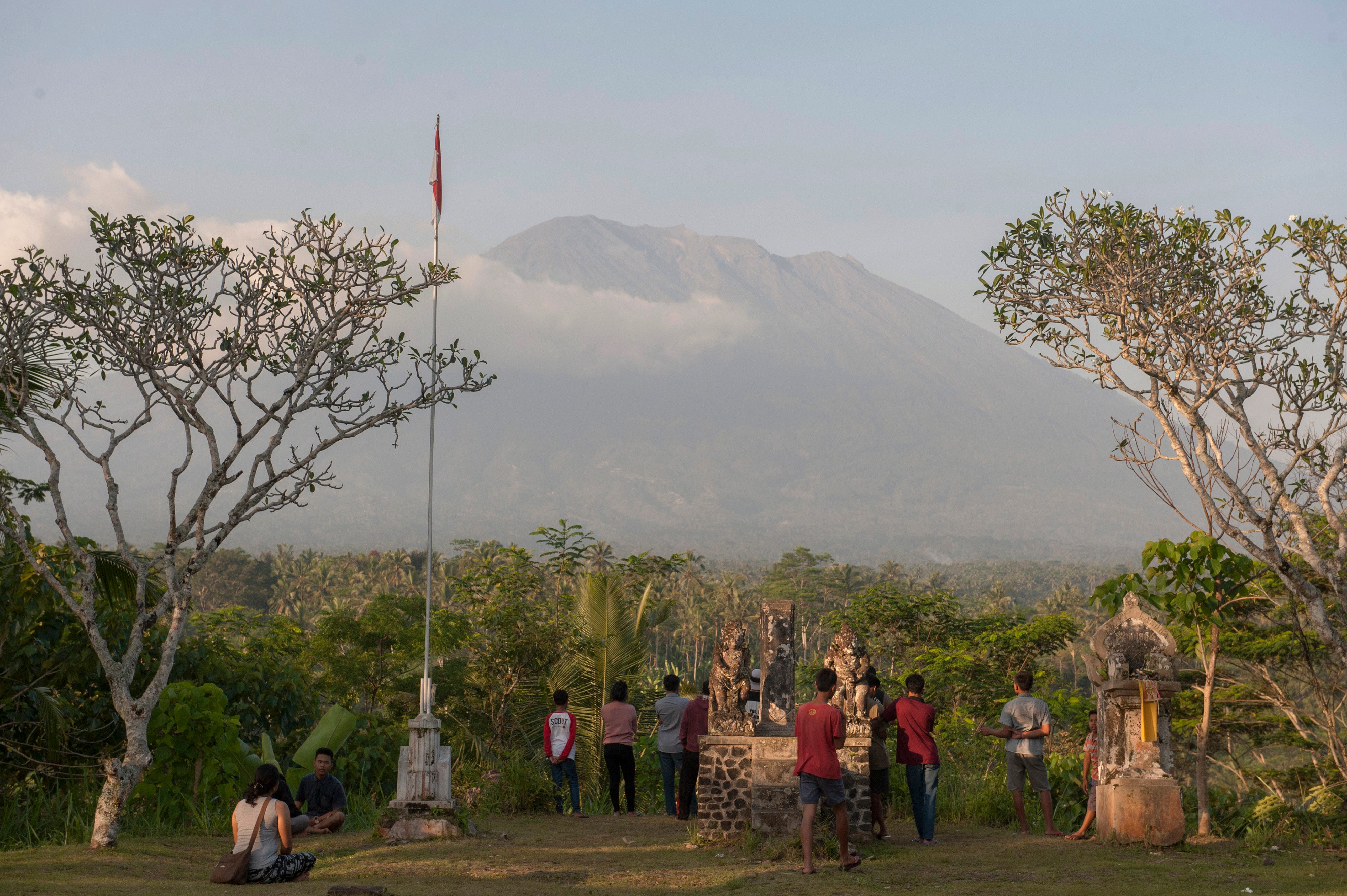 POS GUNUNG AGUNG. Sejumlah warga mengamati Gunung Agung yang masih berstatus siaga dari Pos Pemantauan Desa Rendang, Karangasem, Bali, Rab, 20 September. Foto oleh Nyoman Budhiana/ANTARA 
