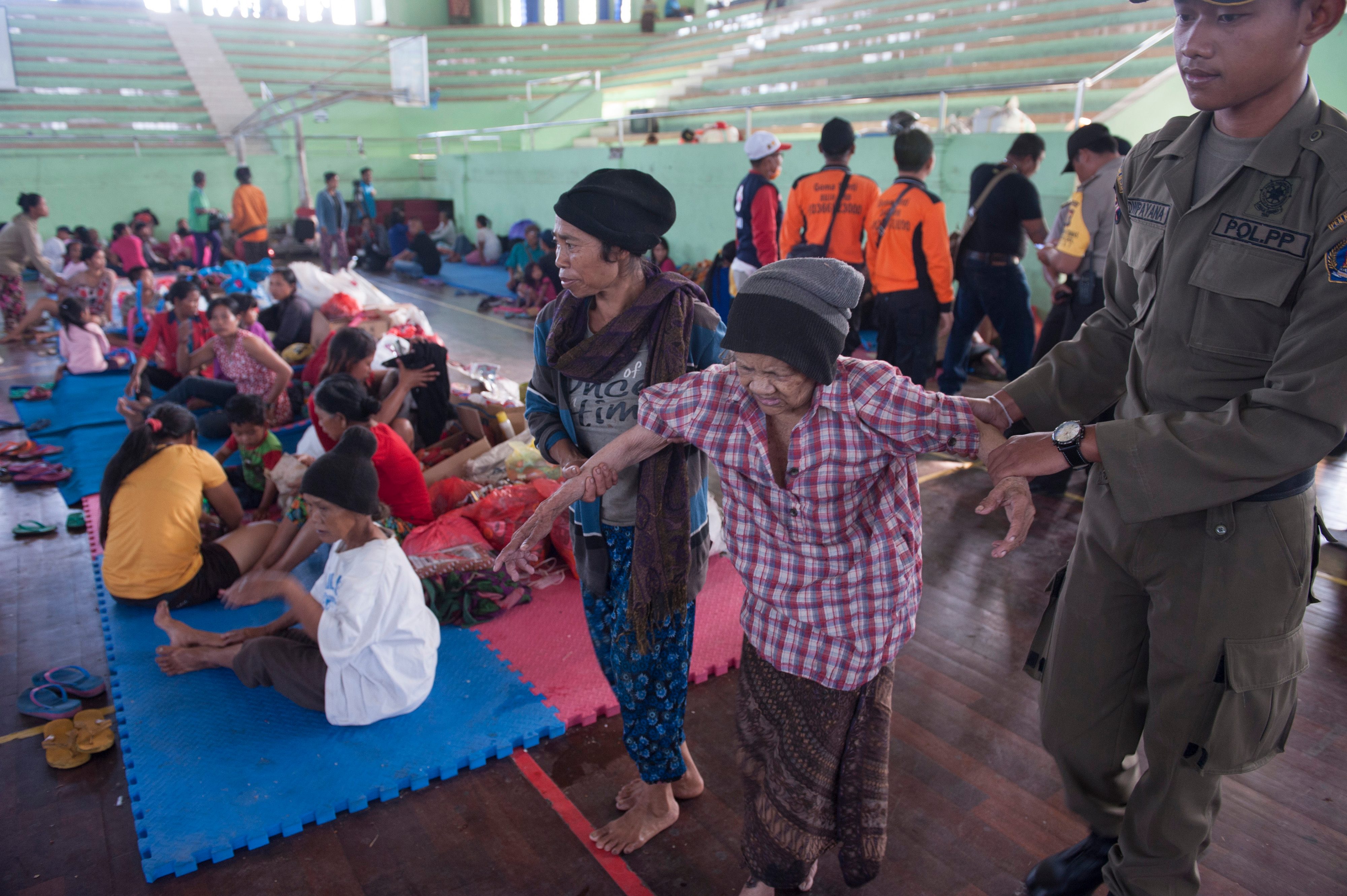 TEMPAT PENAMPUNGAN. Petugas Satpol PP membantu pengungsi Gunung Agung di tempat penampungan GOR Suweca, Klungkung, Bali, Jumat, 22 September. Foto oleh Nyoman Budhiana/ANTARA 