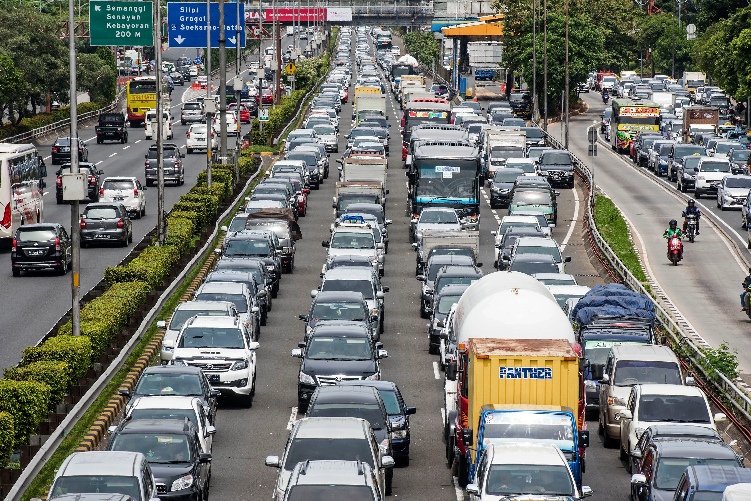Ribuan kendaraan terjebak macet saat melintasi Tol Dalam Kota arah Tol Cikampek di Gatot Subroto, Jakarta, pada 24 Desember 2015. Foto oleh M Agung Rajasa/Antara 