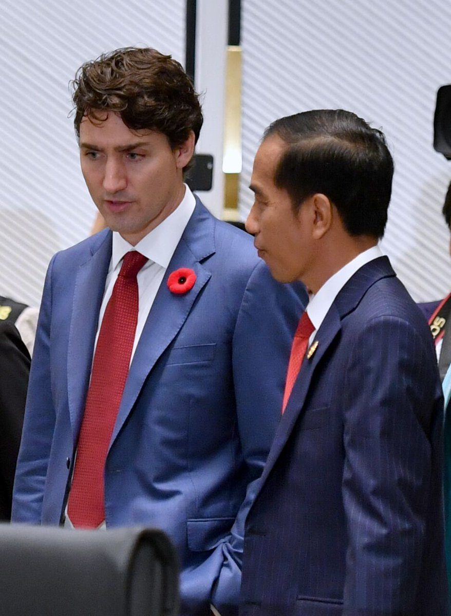 BERBINCANG. Presiden Jokowi dan Perdana Menteri Justin Trudeau terlihat berbicara serius di sela KTT APEC. Foto diambil dari akun Twitter @KemenSetnegRI 