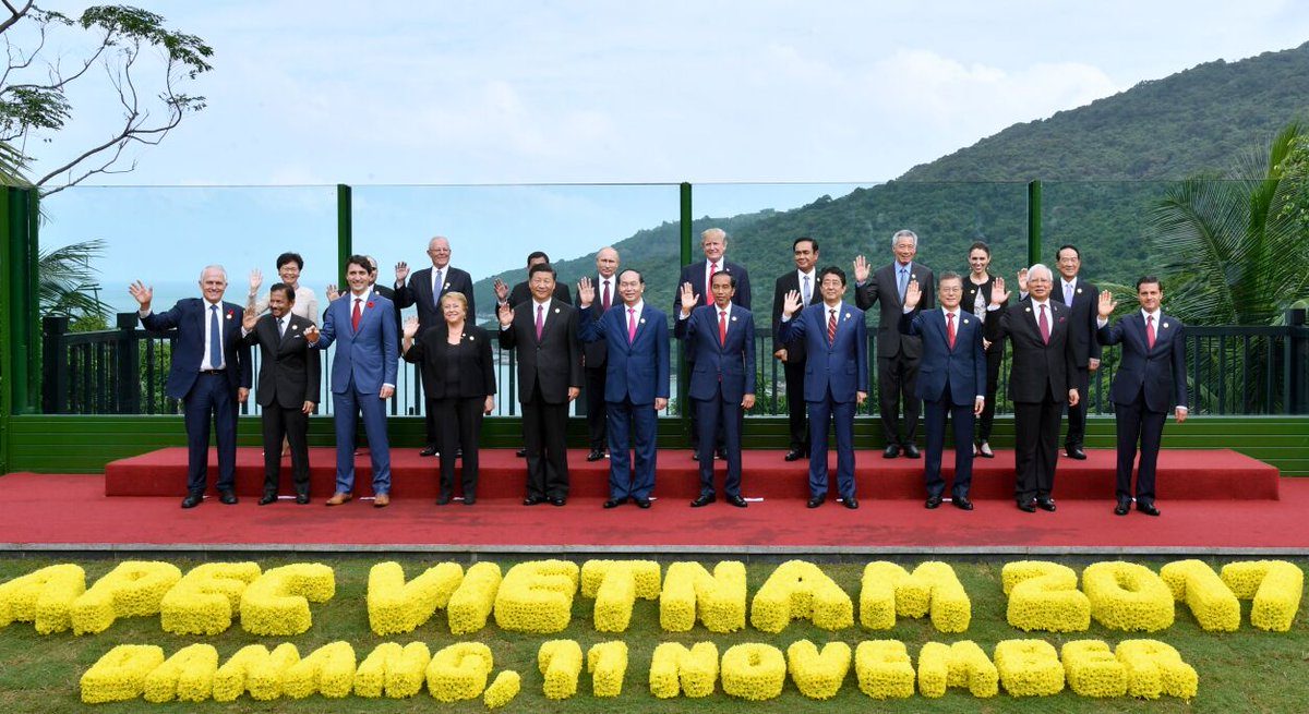 FOTO KELUARGA. 21 Pemimpin APEC berfoto bersama di Hotel Sheraton Danang, Vietnam. Foto diambil dari akun Twitter @KemenSetnegRI 