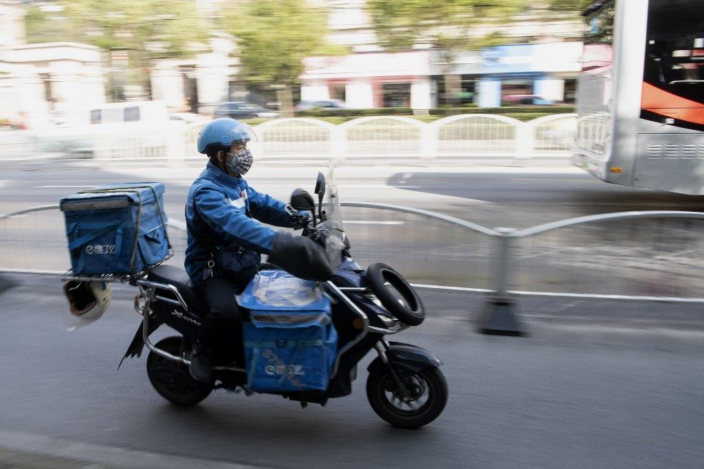 China’s couriers take hands-off approach amid virus