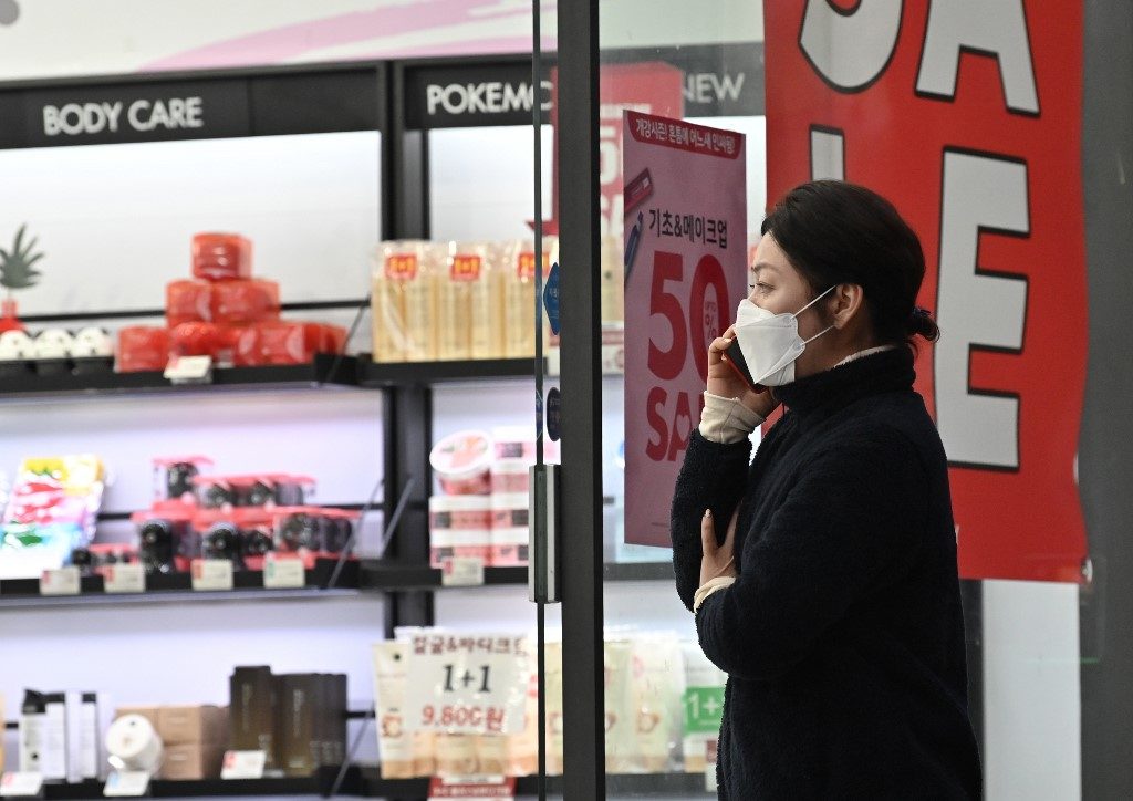South Korea ‘very grave,’ Moon says as coronavirus cases approach 1,000