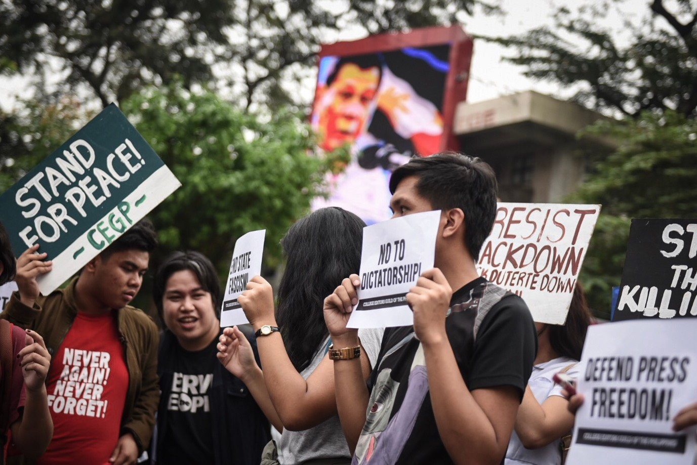 UNITE. Campus journalists from CEGP urge media practioners to unite and defend press freedom on January 17, 2018. Photo by Alecs Ongcal/Rappler 