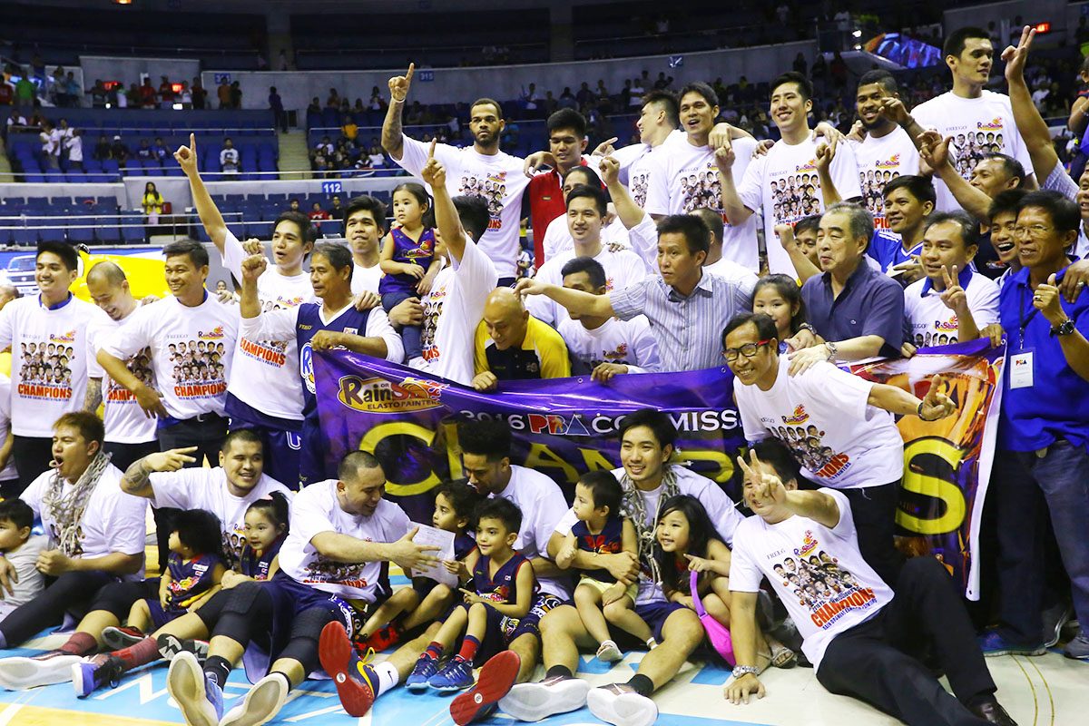 CHAMPIONS. Rain or Shine finishes the 2016 Commissioner's Cup on top. Photo by Josh Albelda/Rappler 