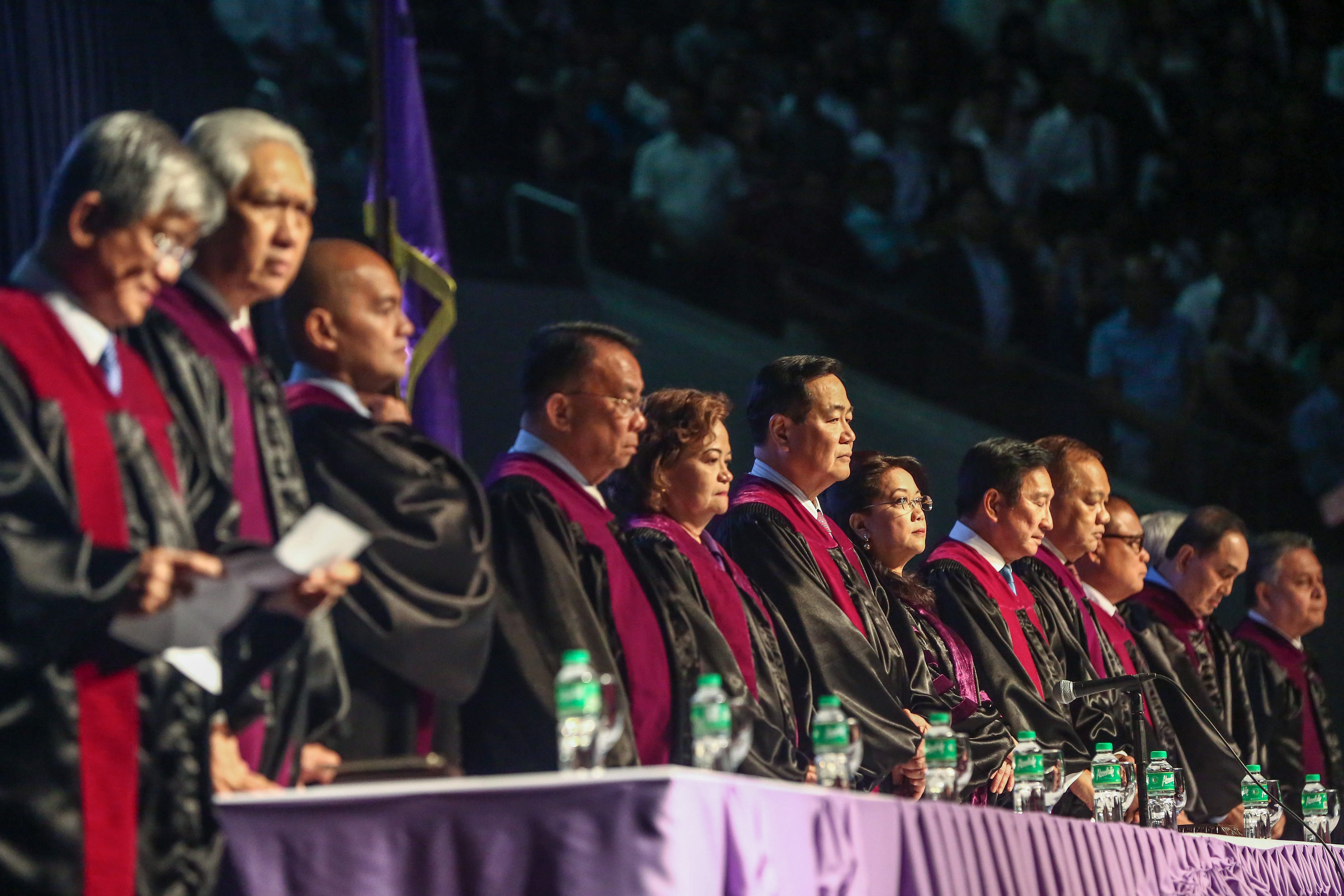 SPECIAL EN BANC SESSION. Supreme Court Chief Justice Maria Lourdes Sereno (7th from left) leads the oathtaking of the new lawyers.