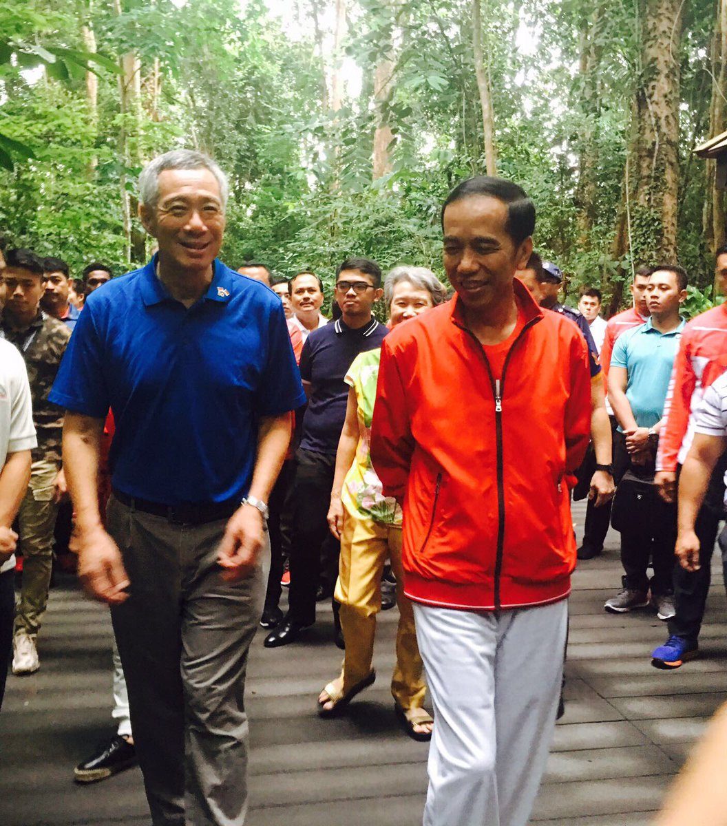 JALAN SANTAI. Presiden Joko Widodo dan PM Singapura Lee Hsien Long berjalan santai di Botanical Garden pada Kamis pagi, 7 September. Foto Biro Pers Istana 