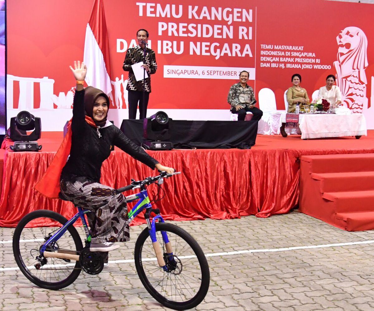 SEPEDA. Salah satu WNI mendapat hadiah sepeda karena berhasil menjawab pertanyaan Presiden Joko Widodo dalam acara temu Presiden di KBRI pada Rabu malam, 6 September. Foto diambil dari akun Twitter @setkabgoid 