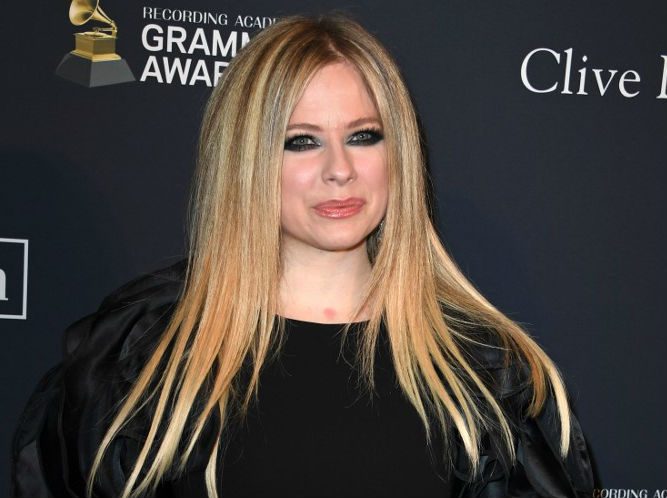 Avril Lavigne postpones Asian stops due to coronavirus outbreak