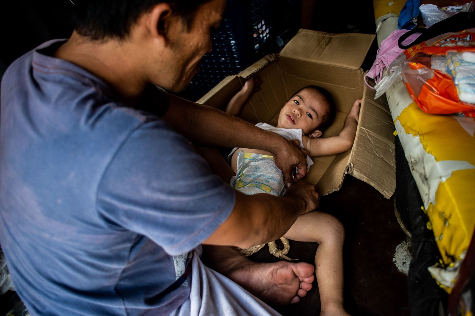 GRATEFUL. Julius puts on a diaper on his 2-year-old son. After being featured in several news outlets, donations for his children such as milk and diapers poured in. 