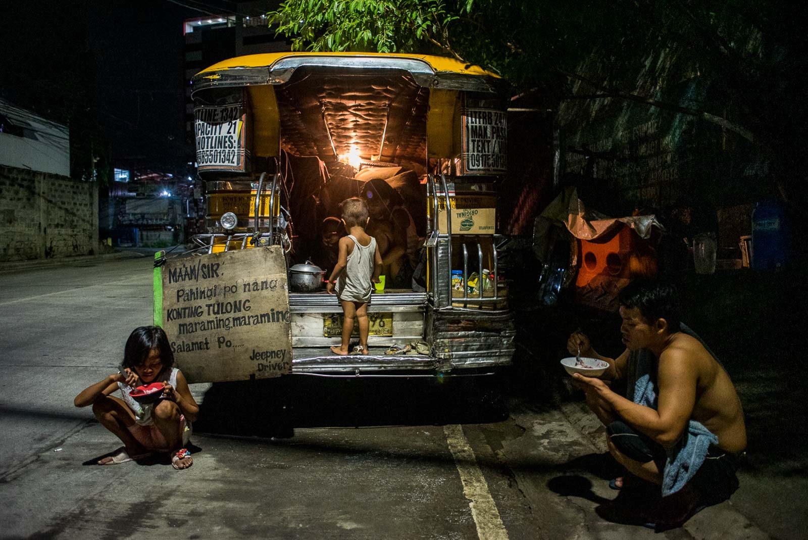 ROADSIDE DINING. The Evangelista family share two cans of corned beef for dinner. 