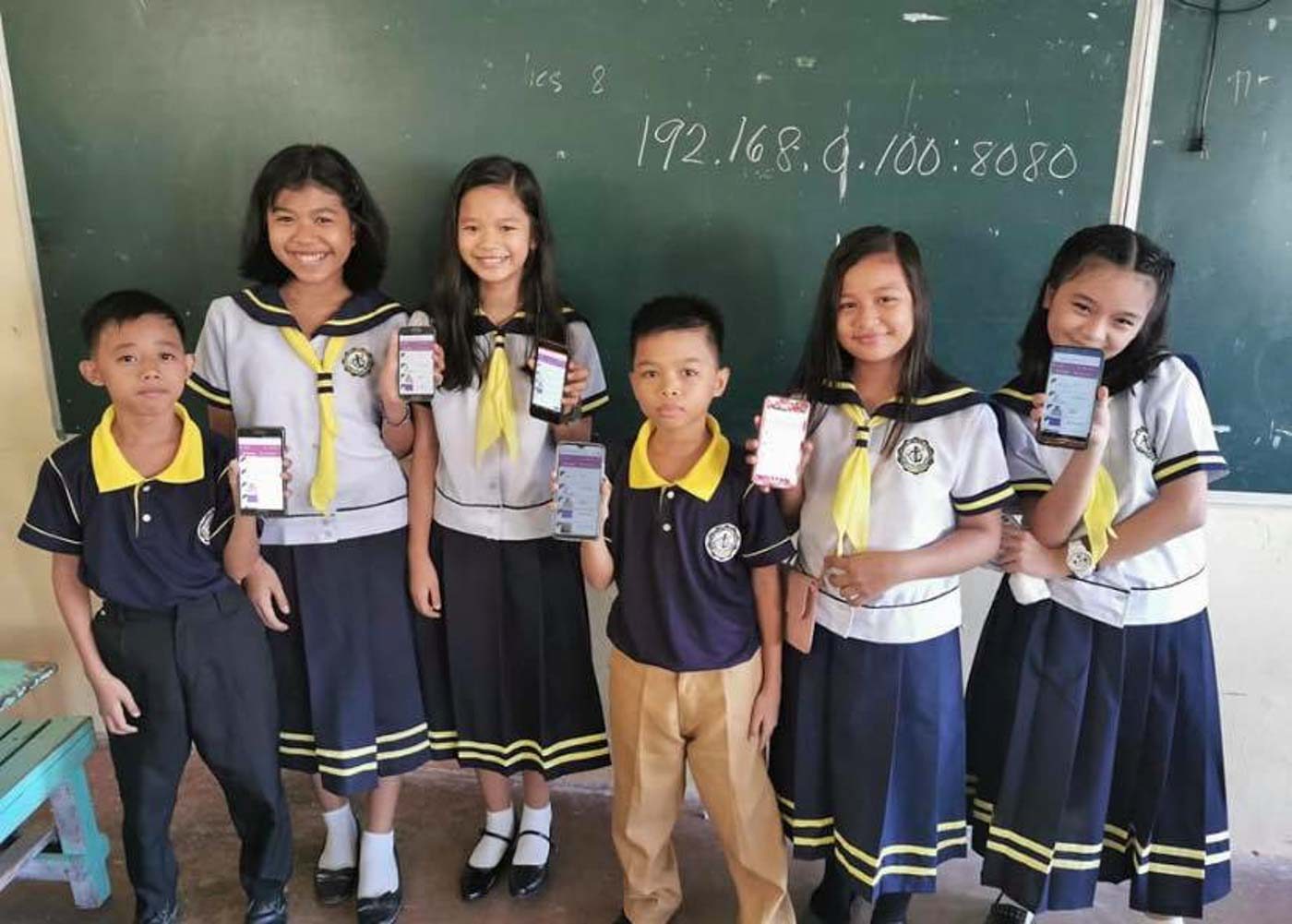 HAPPY DIGITAL LEARNERS. Students of Muntinlupa National High School Tunasan Annex clutch their OER-connected phones with a smile. Photo from Mark Anthony Sy of DepEd's Office of the Undersecretary for Administration 
