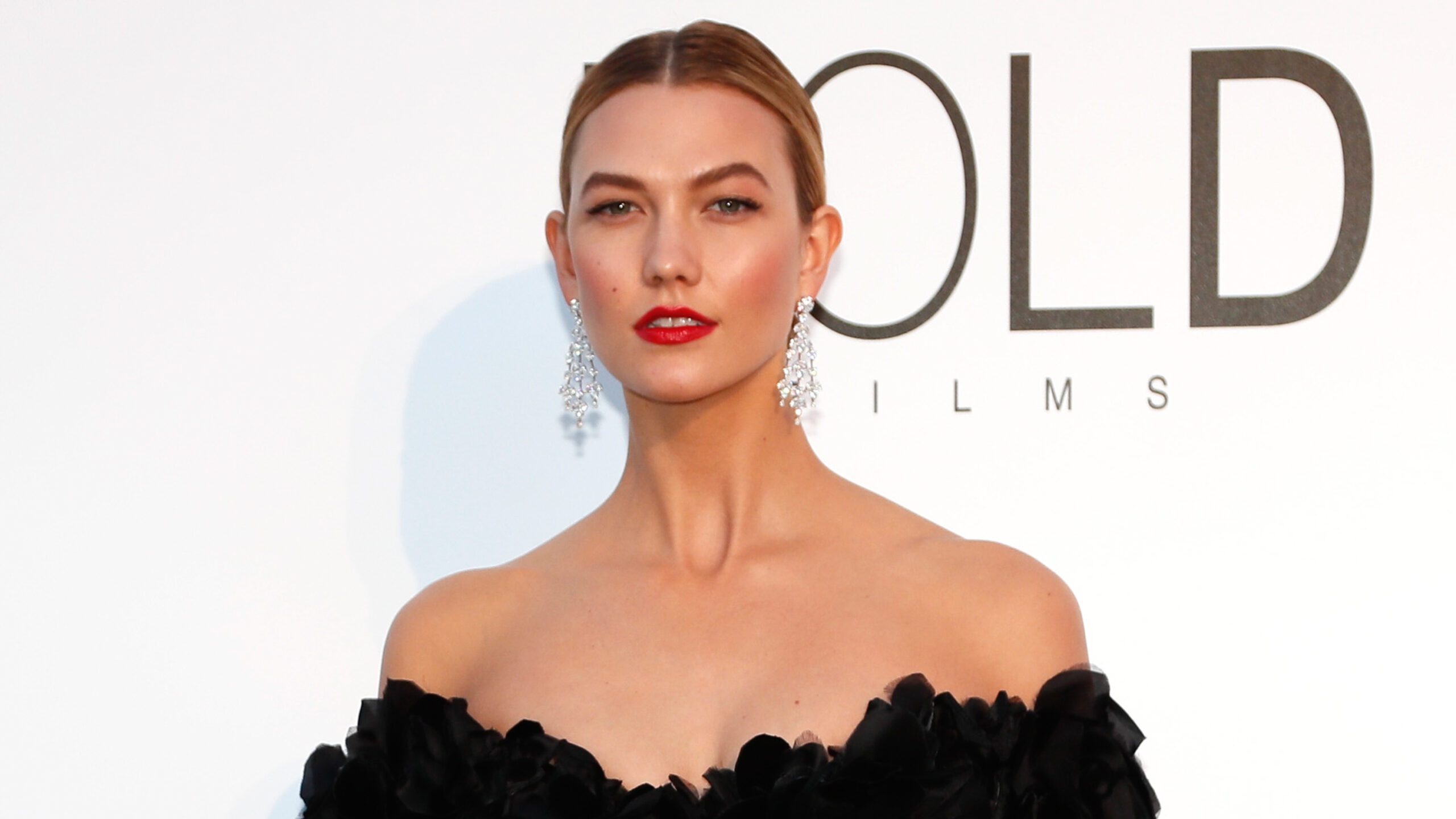 Philippine Airlines responds to Karlie Kloss’ complaint